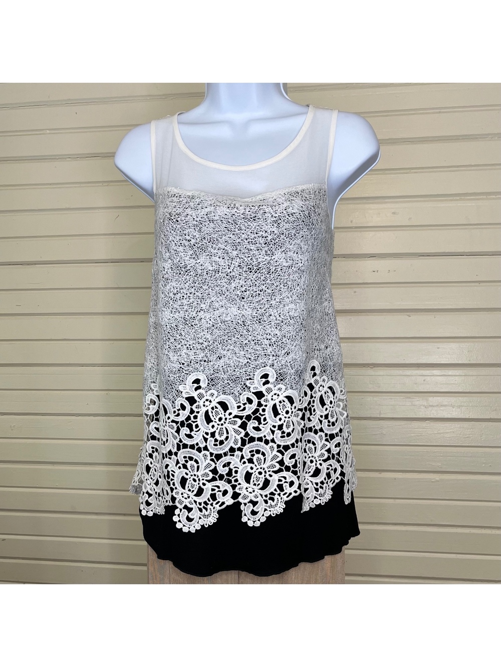 Clotheshead Medium Black & White Lace Overlay Sleeveless Top Boho Blouse Tank